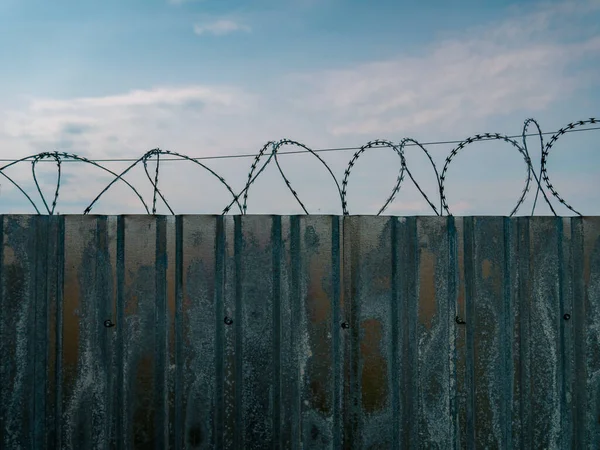 Oud Metalen Hek Met Prikkeldraad Tegen Blauwe Lucht Met Wolken — Stockfoto