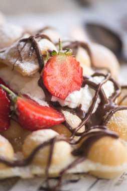 Çilek ve çikolata soslu lezzetli waffle 'lar.