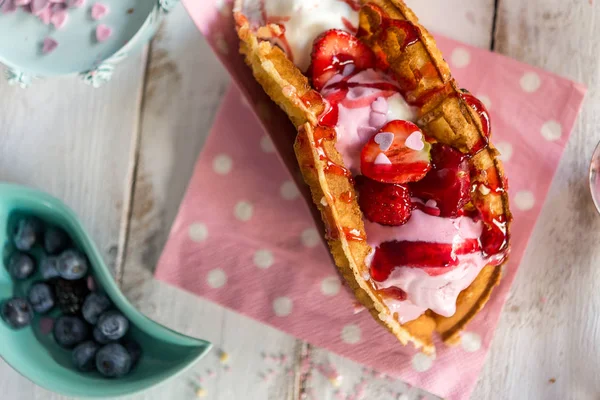 Sweet Waffle Ice Cream Strawberries — Stock Photo, Image