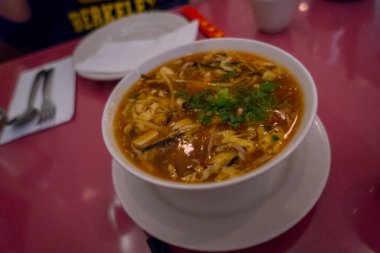 Sıcak ve ekşi çorba.