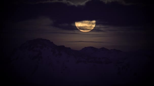 Luna piena inquietante che sorge sulle montagne in nuvole scure Islanda — Video Stock