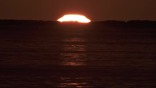 Lidé sledují západ slunce za oceánem zblízka — Stock video