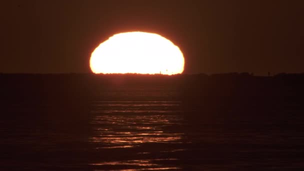 Sunset people silhouettes near ocean Grotta Iceland — Stock Video