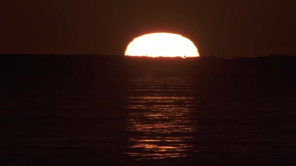 Západ slunce nad oceánem zblízka lidé siluety — Stock video