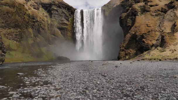 Skogafoss cachoeira pássaros voando câmera lenta Islândia ampla — Vídeo de Stock