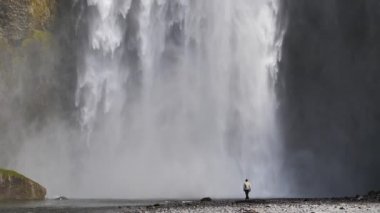 Tek başına Skogafoss Şelalesi İzlanda yavaş çekim izliyor.