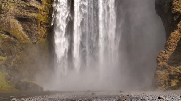 Skogafoss Wasserfall Island stürzt in Nebel sonniger Tag Zeitlupe — Stockvideo