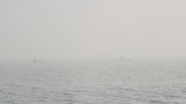 Yoğun alçak görüş sisinde okyanus kayığı.