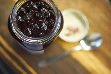                                Bir kavanoz çilek reçeli