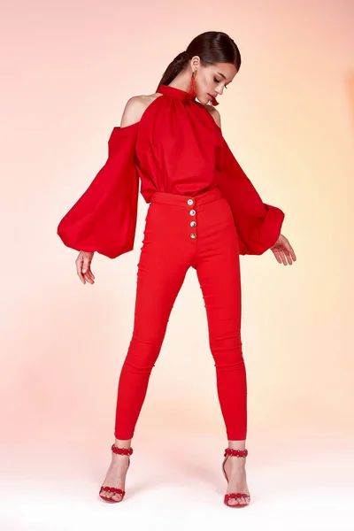 Довольно Красивая Сексуальная Элегантность Женщина Модельный Гламур Поза Носить Красного — стоковое фото