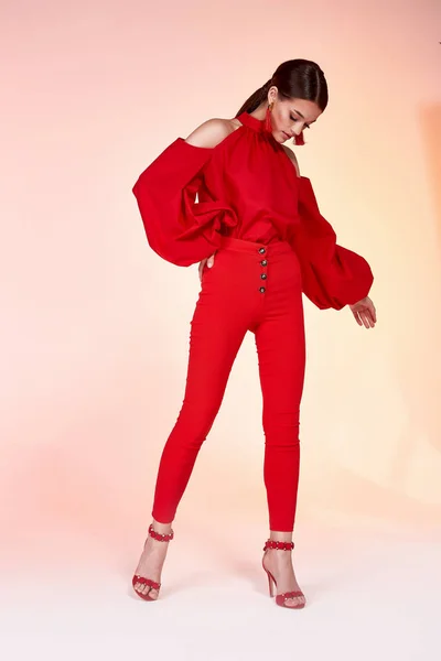 Довольно Красивая Сексуальная Элегантность Женщина Модельный Гламур Поза Носить Красного — стоковое фото