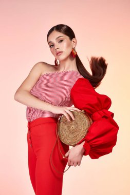 Seksi güzel genç ve güzel kadın uzun esmer saç slinkybody şekil giyim moda giyim ipek bluz pamuk pantolon tutun el çanta aksesuar takı model glamour stil doğal organik makyaj.