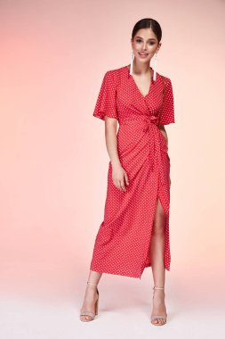 Güzel seksi genç zarif kadın esmer saçlı uzun kırmızı ipek giyen akşam makyaj tarihi parti yaz koleksiyonu mükemmel vücut şekli için yüksek topuklu ayakkabı Aksesuar çantası moda giyim elbise.