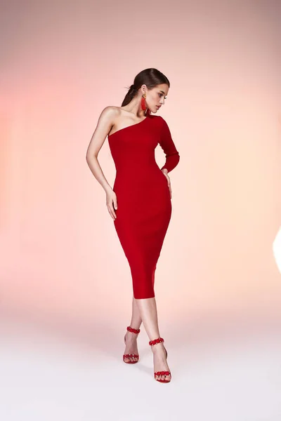 Moda Estilo Mulher Corpo Perfeito Forma Morena Cabelo Desgaste Vermelho — Fotografia de Stock