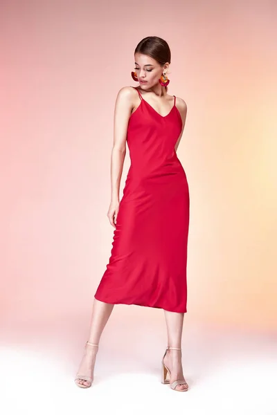 Moda Estilo Mulher Corpo Perfeito Forma Morena Cabelo Desgaste Vermelho — Fotografia de Stock
