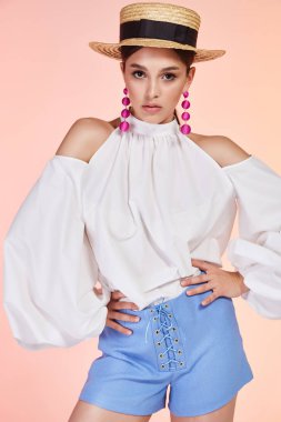 Esmer seksi zarif kadın doğal güzellik moda stil giyim bluz kısa Bayan romantik tarih parti tarzı glamour model trend saç makyaj aksesuar çantası hasır şapka takı küpe toplantı yaz.