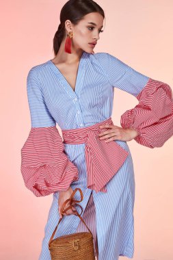 Glamour moda kadın uzun esmer saç doğal akşam makyaj seksi pamuklu elbise yeni katalog şık İlkbahar Yaz koleksiyonu aksesuar çanta takı küpe şekli bakım parti tarzı vücut.