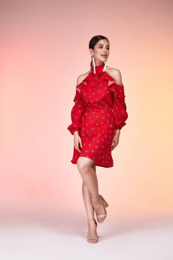 Esmer güzel kadın yüz seksi sıska vücut şekli tan cilt bakım giyim moda elbise ipek kırmızı renk pist modeli studio Katalog giyim tarzı yaz tatil yürüyüş tarihi beach parti makyaj.