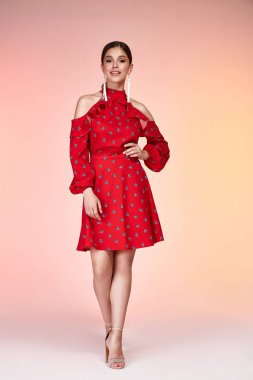 Esmer güzel kadın yüz seksi sıska vücut şekli tan cilt bakım giyim moda elbise ipek kırmızı renk pist modeli studio Katalog giyim tarzı yaz tatil yürüyüş tarihi beach parti makyaj.