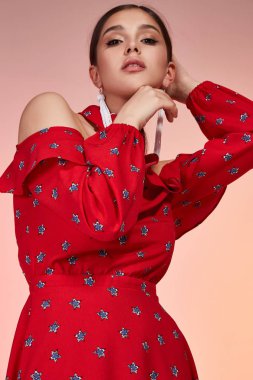 Esmer güzel kadın yüz seksi sıska vücut şekli tan cilt bakım giyim moda elbise ipek kırmızı renk pist modeli studio Katalog giyim tarzı yaz tatil yürüyüş tarihi beach parti makyaj.