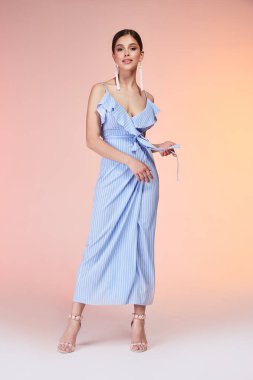 Seksi zarif kadın doğal güzellik moda stil giyim rahat resmi ipek mavi elbise Bayan romantik tarih parti tarzı glamour model eğilim siyah saçlı esmer makyaj aksesuar küpe Ayakkabı Toplantı.