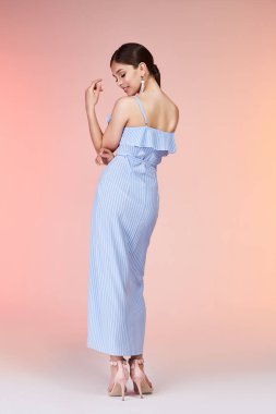 Seksi zarif kadın doğal güzellik moda stil giyim rahat resmi ipek mavi elbise Bayan romantik tarih parti tarzı glamour model eğilim siyah saçlı esmer makyaj aksesuar küpe Ayakkabı Toplantı.