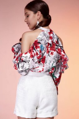 Güzel genç seksi esmer kız portre makyaj akşam parti, uzun gür kirpiklere, dolgun dudaklar, kozmetik, vücut bakımı, omuzlar boyun yumuşak deri, bronz ten rengi aksesuar takı küpe ipek bluz kısa.