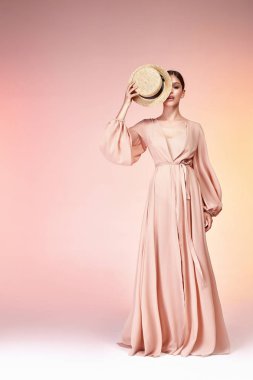 Esmer güzel kadın yüz seksi sıska vücut şekli tan cilt bakım giyim moda uzun elbise ipek bej pist modeli studio giyim tarzı yaz tatil yürüyüş tarihi beach parti makyaj aksesuar şapka.