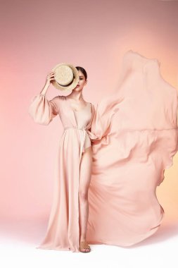 Esmer güzel kadın yüz seksi sıska vücut şekli tan cilt bakım giyim moda uzun elbise ipek bej pist modeli studio giyim tarzı yaz tatil yürüyüş tarihi beach parti makyaj aksesuar şapka.