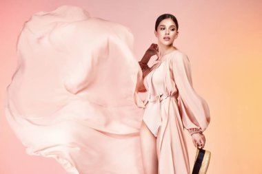Esmer güzel kadın yüz seksi sıska vücut şekli tan cilt bakım giyim moda uzun elbise ipek bej pist modeli studio giyim tarzı yaz tatil yürüyüş tarihi beach parti makyaj aksesuar şapka.