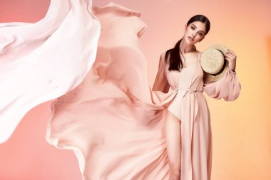 Esmer güzel kadın yüz seksi sıska vücut şekli tan cilt bakım giyim moda uzun elbise ipek bej pist modeli studio giyim tarzı yaz tatil yürüyüş tarihi beach parti makyaj aksesuar şapka.