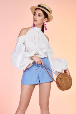 Esmer seksi zarif kadın doğal güzellik moda stil giyim bluz kısa Bayan romantik tarih parti tarzı glamour model trend saç makyaj aksesuar çantası hasır şapka takı küpe toplantı yaz.