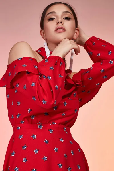 Esmer güzel kadın yüz seksi sıska vücut şekli tan cilt bakım giyim moda elbise ipek kırmızı renk pist modeli studio Katalog giyim tarzı yaz tatil yürüyüş tarihi beach parti makyaj.