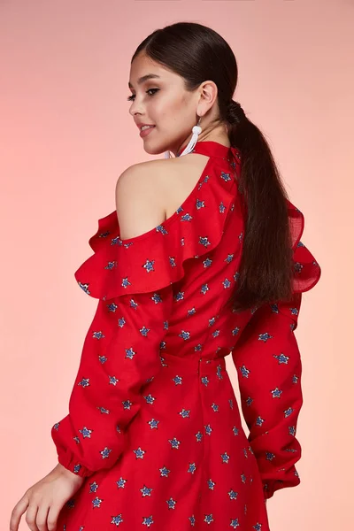 Esmer güzel kadın yüz seksi sıska vücut şekli tan cilt bakım giyim moda elbise ipek kırmızı renk pist modeli studio Katalog giyim tarzı yaz tatil yürüyüş tarihi beach parti makyaj.