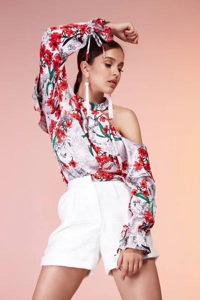 Güzel genç seksi esmer kız portre makyaj akşam parti, uzun gür kirpiklere, dolgun dudaklar, kozmetik, vücut bakımı, omuzlar boyun yumuşak deri, bronz ten rengi aksesuar takı küpe ipek bluz kısa.