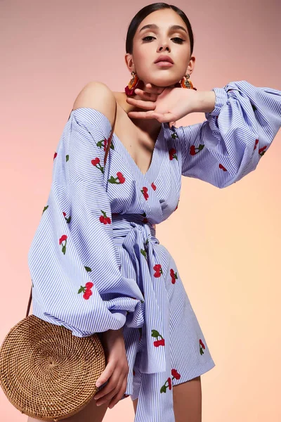 Güzel genç seksi esmer kız portre makyaj akşam parti, uzun gür kirpiklere, dolgun dudaklar, kozmetik, vücut bakımı, omuzlar boyun yumuşak deri, bronz ten rengi aksesuar takı küpe kısa elbise ipek.