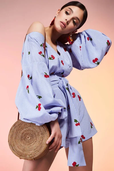 Güzel genç seksi esmer kız portre makyaj akşam parti, uzun gür kirpiklere, dolgun dudaklar, kozmetik, vücut bakımı, omuzlar boyun yumuşak deri, bronz ten rengi aksesuar takı küpe kısa elbise ipek.