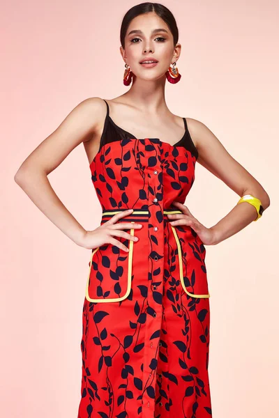 Güzel seksi genç zarif kadın esmer saçlı uzun kırmızı ipek giyen akşam makyaj tarihi parti yaz koleksiyonu mükemmel vücut şekli için yüksek topuklu ayakkabı Aksesuar çantası moda giyim elbise.