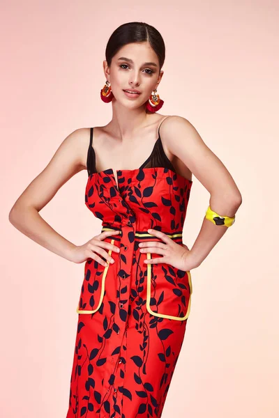 Güzel seksi genç zarif kadın esmer saçlı uzun kırmızı ipek giyen akşam makyaj tarihi parti yaz koleksiyonu mükemmel vücut şekli için yüksek topuklu ayakkabı Aksesuar çantası moda giyim elbise.