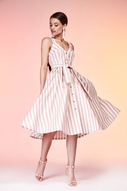 Çok güzel seksi zerafet kadın cilt tan vücut moda model sihir poz giyim ipek leylak elbise rahat kıyafetler parti yaz koleksiyonu makyaj saç stili esmer başarı aksesuar takı stüdyo.