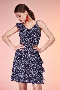 Güzel seksi kadın güzel yüzü uzun esmer saç giymek siyah polka dot sıska elbise moda stil giyim iş kadın ofis rahat yürüyüş yaz koleksiyonu takı küpe glamour model için poz.