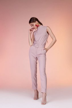 Çok güzel seksi zerafet kadın moda modeli glamour poz kıyafeti pembe renk pantolon ipek bluz takım elbise elbise parti yaz koleksiyonu makyaj office saç stili esmer başarı aksesuar takı.