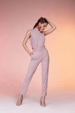 Çok güzel seksi zerafet kadın moda modeli glamour poz kıyafeti pembe renk pantolon ipek bluz takım elbise elbise parti yaz koleksiyonu makyaj office saç stili esmer başarı aksesuar takı.