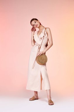 Seksi zarif kadın doğal güzellik moda stil giyim rahat resmi ipek bej elbise Bayan romantik tarih parti tarzı glamour model siyah saçlı esmer makyaj aksesuar çantası küpe Ayakkabı Toplantı.