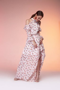 Çok güzel seksi zerafet kadın cilt tan vücut moda modeli sihir poz giyim uzun ışık ipek elbise elbise parti yaz koleksiyonu makyaj saç stili esmer başarı aksesuar takı stüdyo.