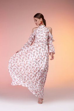Çok güzel seksi zerafet kadın cilt tan vücut moda modeli sihir poz giyim uzun ışık ipek elbise elbise parti yaz koleksiyonu makyaj saç stili esmer başarı aksesuar takı stüdyo.