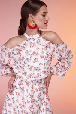 Çok güzel seksi zerafet kadın cilt tan vücut moda modeli sihir poz giyim uzun ışık ipek elbise elbise parti yaz koleksiyonu makyaj saç stili esmer başarı aksesuar takı stüdyo.