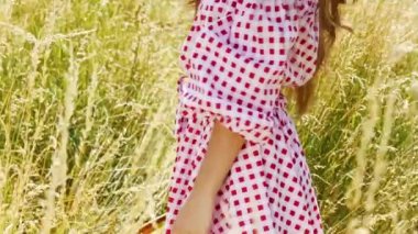 Oldukça seksi Bayan yaz eğlenceli doğa Köyü manzara güneş Parlatıcı çim su ısı glamour model moda stil giysi pamuk elbise kadın giyim koleksiyonu aksesuar uzun saç takı güzel.