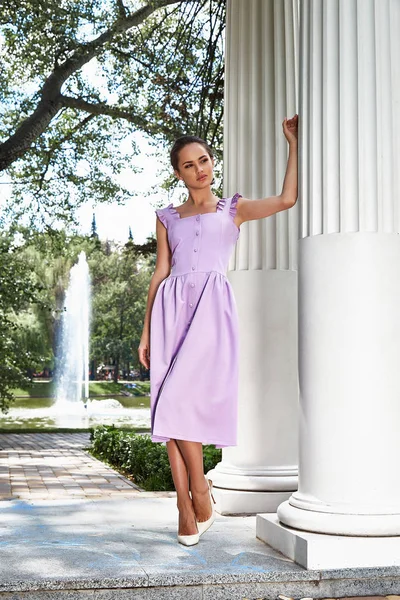 Ziemlich Sexy Lady Glamour Fashion Model Walk Park Column Dress — Stockfoto
