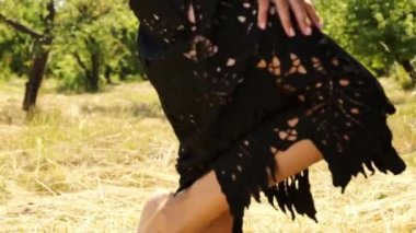 Güzel genç seksi kadın uzun saçları parlak makyaj doğa arka plan manzara siyah dantel elbise aksesuar elma romantik tarih güneş içinde kuru spike çim ve ağaç bahçe Yaz modeli giyinmiş.